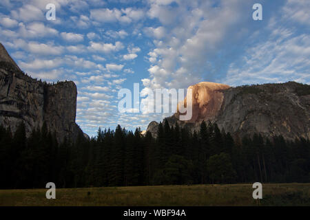Tramonto sulla cupola di mezza montagna nel Parco Nazionale di Yosemite in California Foto Stock