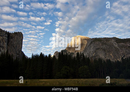Tramonto sulla cupola di mezza montagna nel Parco Nazionale di Yosemite in California Foto Stock
