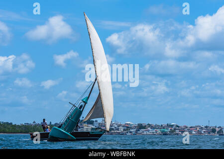 Un vecchio Dhow in Lamu Foto Stock