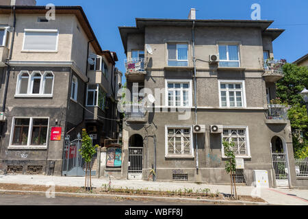 VARNA, Bulgaria - 26 giugno 2019: facciata di un edificio nel centro della città. Foto Stock