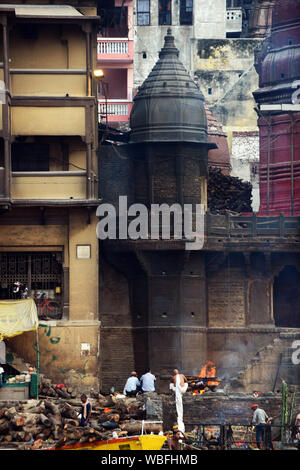 Cremazioni sul Manikarnika Ghat di Varanasi (India). Foto Stock