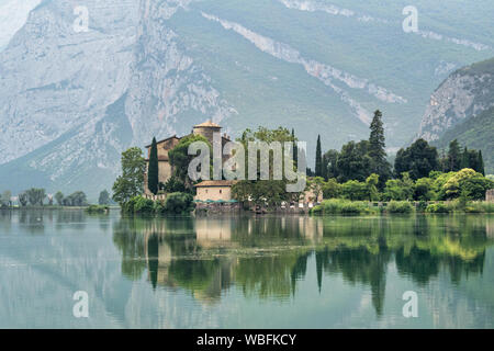 Castello di Toblino, Italia - 25 Luglio 2019 : le riflessioni del Castello Tobilino nella regione di Trento di Italia Foto Stock