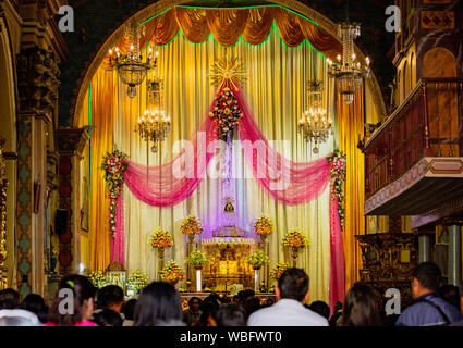 Chiesa del Santuario Mariano, Cuenca, Ecuador Dec 24, 2017 - Chiesa cattolica altare decorato per la Vigilia di Natale servizi Foto Stock