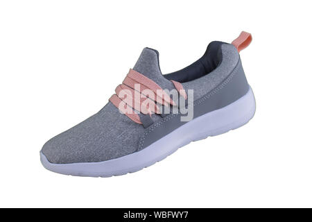 Grigio sneaker con lacci di colore arancione. Scarpe sportive su sfondo bianco Foto Stock