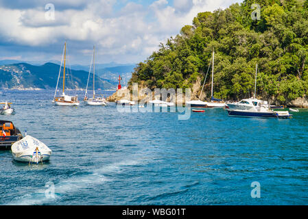 Portofino, Italia - 15 agosto 2019: Yacht nella baia del villaggio di pescatori sulla Riviera Italiana costa Foto Stock