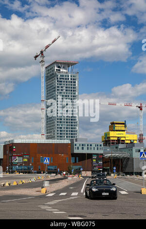 Majakka - un edificio residenziale in costruzione - e Redi - un centro commerciale - in nuova costruzione residenziale quartiere Kalasatama di Helsinki, Finlandia Foto Stock