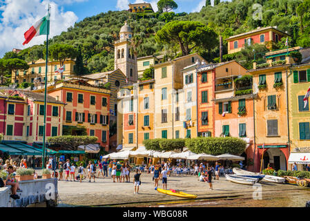 Portofino, Italia - 15 agosto 2019: villaggio di pescatori con graziosi case colorate sulla Riviera Italiana costa Foto Stock