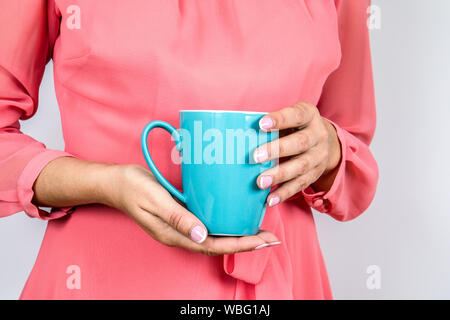 Close-up di una donna di mano che regge una tazza di caffè caldo Foto Stock