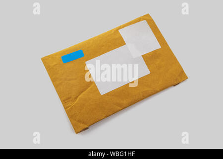 Carta piccolo pacchetto post isolato su uno sfondo bianco. Busta vuota isolata su sfondo bianco Foto Stock