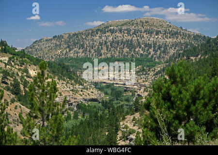 Villaggi situati in diverse parti della Turchia, presentano caratteristiche specifiche di architettura differente. come questo villaggio balkusan in ermenek Foto Stock