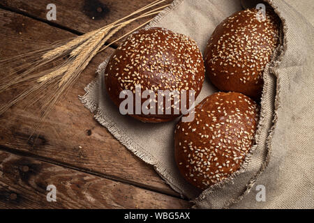 In casa del pane di pasta acida. Panini tondi isolato su sfondo di legno Foto Stock