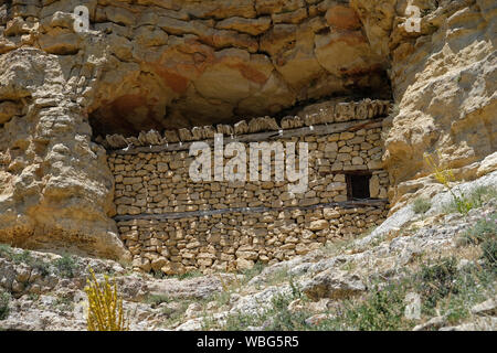 Produttori di miele di costruire luoghi di pietra in rocce per proteggere gli alveari in villaggio balkusan ermenek konya Foto Stock