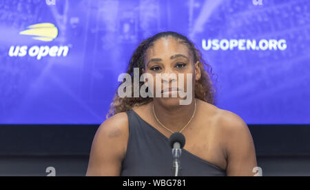 New York, NY - Agosto 26, 2019: Serena Williams (USA) Partecipa a conferenza stampa dopo aver vinto il round 1 di US Open Tennis Championship contro Maria Sharapova (Russia) a Billie Jean King National Tennis Center Foto Stock