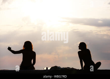 Pechino, Francia. 26 Ago, 2019. La gente a prendere una selfie dal mare a Biarritz, Francia, Agosto 26, 2019. Credito: Gao Jing/Xinhua/Alamy Live News Foto Stock