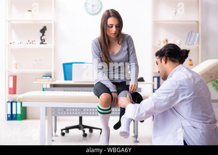 Il giovane medico maschio e femmina bella paziente Foto Stock