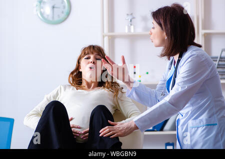 La giovane donna incinta visita medico esperto ginecologo Foto Stock