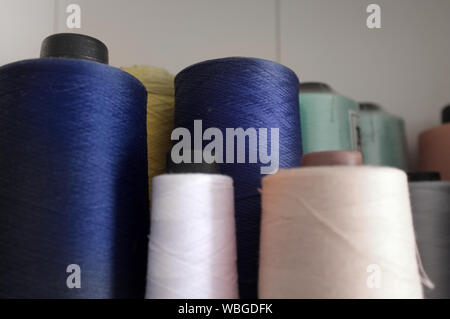 Filati colorati sul rocchetto, filato sul tubetto, cotone, lana, filo di lino Foto Stock