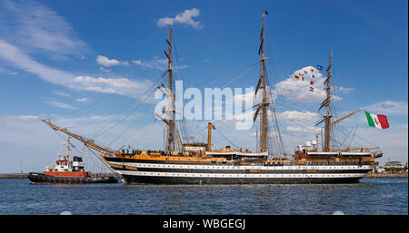 Porto WARNEMÜNDE, Germania: addestramento alla vela di nave "Amerigo Vespucci" della Marina Militare Italiana è di lasciare il porto Rostock-Warnemünde (Germania) Foto Stock