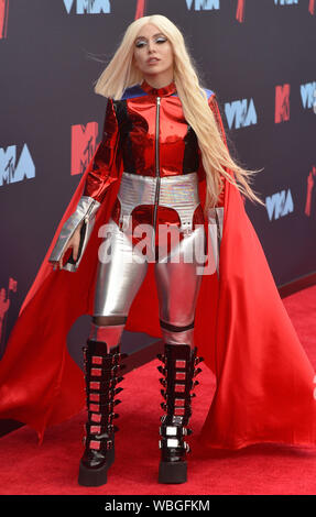 Newark, Stati Uniti d'America. 26 Ago, 2019. NEWARK, NEW JERSEY - 26 agosto: Ava Max assiste il 2019 MTV Video Music Awards presso il Centro Prudential su agosto 26, 2019 a Newark, New Jersey. Credito: MediaPunch Inc/Alamy Live News Foto Stock