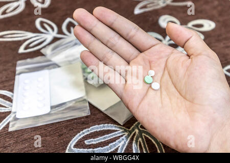 Pillole medicinali in mano. Il concetto di assistenza sanitaria. Foto Stock