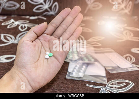 Pillole medicinali in mano. Il concetto di assistenza sanitaria. Foto Stock