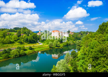 Vista panoramica del fiume Kupa e Castello di Ozalj nella città di Ozalj, Croazia, antenna drone shot Foto Stock