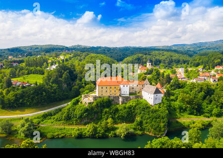 Vista panoramica del fiume Kupa e Castello di Ozalj nella città di Ozalj, Croazia, antenna drone shot Foto Stock