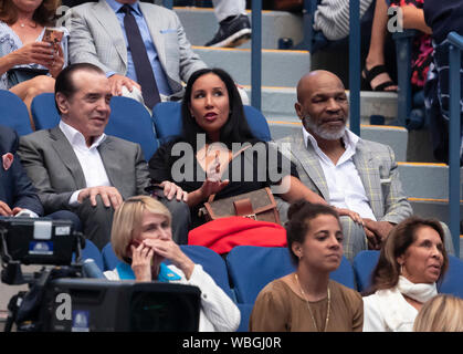 New York, NY - Agosto 26, 2019: Chazz Palminter, Kiki Lakiha Spicer, Mike Tyson frequentare la cerimonia di apertura degli US Open Tennis Championship a Billie Jean King National Tennis Center Foto Stock