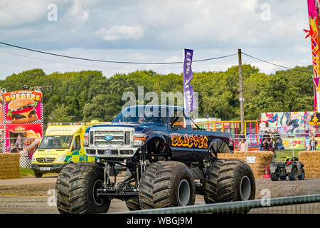 Il Blaster monster truck sulla sua sfilata giro durante una dimostrazione presso il monster truck show a Santa Pod drag strip Foto Stock