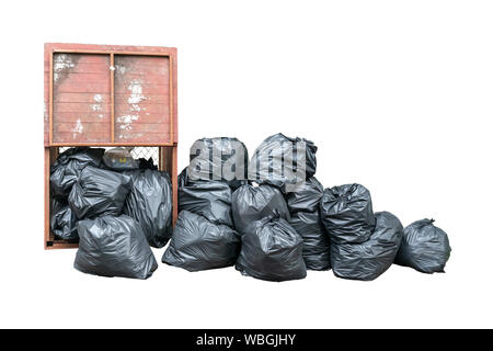 Pila di black garbage isolato su sfondo bianco. Cumulo di rifiuti in plastica nera e borsa cestino rifiuti numerose Foto Stock