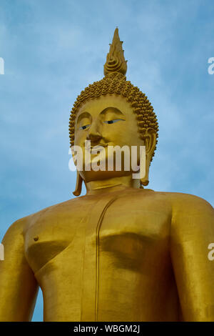 Un gigante, oro Budda seduto al Wat Muang a Ang Thong, Thailandia. Foto Stock