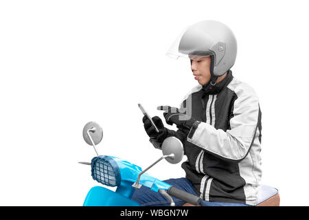 Asian motociclo taxi uomo controllo dell'ordine sul suo telefono isolato su sfondo bianco Foto Stock