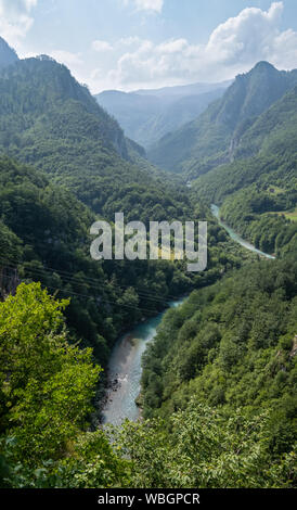 Mattinata estiva paesaggio di montagna, vista dal ponte (Tara canyon, Montenegro). Foto Stock