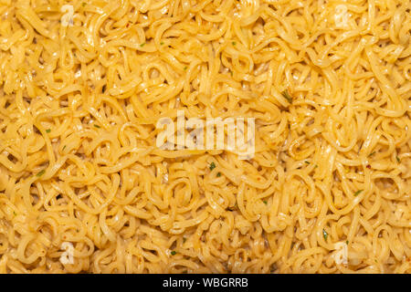 Close up Tagliatelle con verdure in una ciotola. Vista superiore bollito di noodle background e texture. Foto Stock