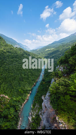 Mattinata estiva paesaggio di montagna, vista dal ponte (Tara canyon, Montenegro). Foto Stock