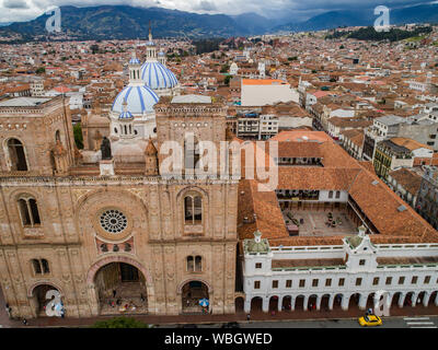 Cuenca, Ecuador - 21 Ottobre 2017 - Aerial drone vista della mitica Cattedrale nuova con le cupole blu Foto Stock