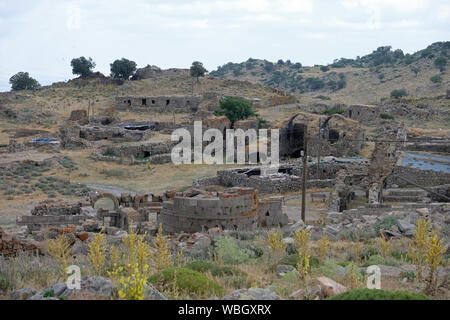 Le rovine di alcuni edifici bizantini può essere visto in Degle Orenyeri, una montagna vulcanica nel nord di Karaman. Foto Stock