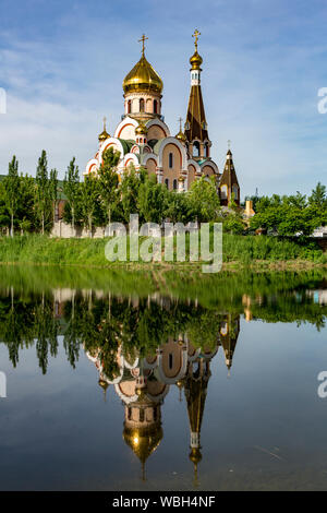 Chiesa cristiana vicino a Almaty, Kazakhstan riflessa nel lago Foto Stock