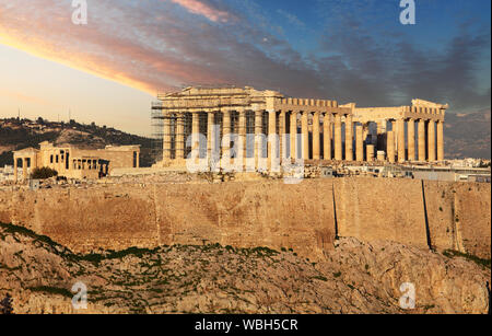 Acropoli di Atene, Grecia, con tempio del Partenone durante il tramonto Foto Stock