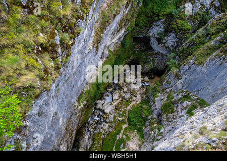 Estate paesaggio di montagna con stretta gola, vista da sopra (Canyon Nevidio, Montenegro). Foto Stock