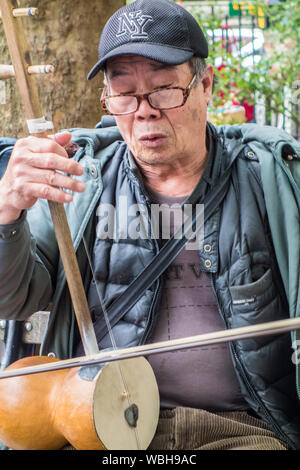 New York New York - Novembre 4, 2014: l'uomo gioca cinese tradizionale strumento musicale Foto Stock