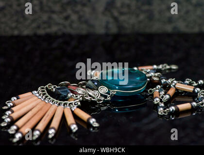 Nativo americana a mano collana con blu e nero pietre e legno. Foto Stock