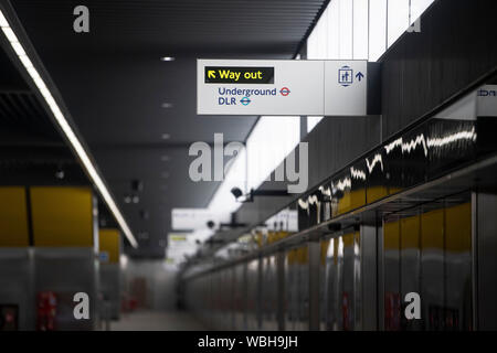 Una delle piattaforme per la nuova linea di Elisabetta a Canary Wharf stazione nella zona est di Londra come gli ultimi sviluppi del progetto Crossrail continuare. Foto Stock