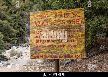 Segnale di avvertimento a Big Falls, San Bernardino National Forest, California Foto Stock