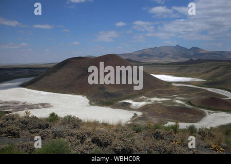 Il Meke lago che era stata formata nel foro causato da una esplosione vulcanica chiamato Maar. Foto Stock