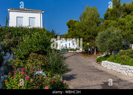 Camminando su traditioanal strade greche, Spetses golfo Saronico, Grecia Foto Stock