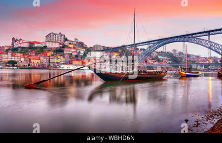 Porto, Portogallo città vecchia skyline sul fiume Douro Foto Stock