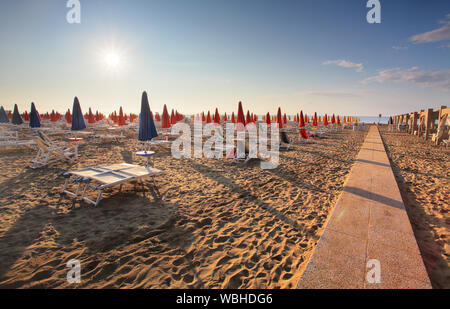 Incredibile tramonto sul mare. Mare Adriatico con la riva. Lignano Sabbiadoro, Italia. Foto Stock