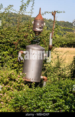 Metallo/stagno Full Size divertente robot scultura realizzata da serbatoio di riciclo e attrezzi,Rural Derbyshire,Inghilterra.UK Foto Stock