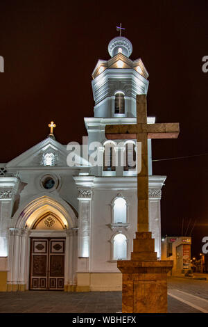 La Iglesia San Blas in Cuenca, Ecuador, visto illuminata di notte Foto Stock
